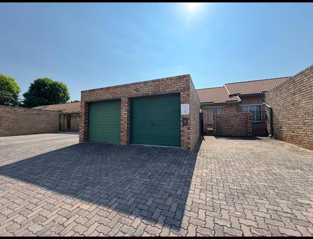 3 BEDROOM TOWNHOUSE FOR SALE IN GLEN MARAIS